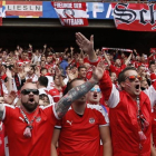 Un grupo de aficionados austriacos en el partido ante Portugal.-EFE / ETIENNE LAURENT