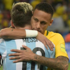 Neymar trata de consolar a su amigo Messi.-AFP / DOUGLAS MAGNO