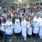 Los ediles Gloria Reguero, Rafaela Romero, Alberto Bustos, Luis Vélez, Victoria Soto y Antonio Gato durante el reparto del postre vallisoletano.-J.M. LOSTAU