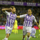 Míchel celebra con Nacho el gol del triunfo ante el Girona.-MiGUEL ÁNGEL SANTOS