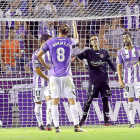 Moyano, Borja, Masip y Guitián, tras encajar el Valladolid el primer gol en un fallo defensivo anoche en Zorrilla.-J. M. LOSTAU