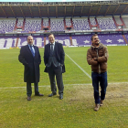GARROTE Y HANSEN PISAN ZORRILLA. Con motivo para una entrevista conjunta para CyLTV, los dos presidentes de VRAC y EL Salvador pisaron en la mañana de ayer el estadio José Zorrilla reconociendo ambos que el césped no se encontraba en las condiciones i-A. ALVARADO