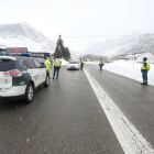 La Guardia Civil informa a los conductores de la obligatoriedad de circular con cadenas o neumáticos de invierno en la N-630 a la altura de Villamanín (León)-ICAL
