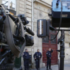 Cámaras de televisión apostadas frente al palacete donde han robado a Kim Kardashian.-AP / MICHEL EULER