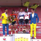 Dos azafatos entregan los trofeos en la prueba femenina de la Amstel Gold Race-TWITTER / AMSTEL GOLD RACE