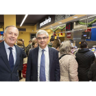 José Luis Fernández y José Daniel Posadas frente a la nueva pescadería del Gadis inaugurado.-MIGUEL ÁNGEL SANTOS