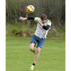 Samuel remata un balón de cabeza durante el entrenamiento de ayer en los Campos Anexos-CÉSAR MINGUELA
