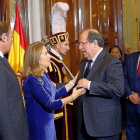 Herrera saluda a la presidenta del Congreso, Ana Pastor, en presencia del presidente del Senado, Pío García Escudero.-ICAL