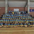 Tradicional foto de familia y participantes y monitores del XXVII Campus de Baloncesto ‘Universidad de Valladolid’ ayer en Fuente de la Mora.-M.G.E.