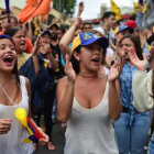 Varias jóvenes gritan consignas contra el presidente Maduro, en Los Teques (Estado de Miranda, Venezuela), este miércoles.-AFP / RONALDO SCHEMIDT