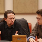 Pablo Iglesias e Íñigo Errejón, en una reunión en el Congreso.-AGUSTÍN CATALÁN