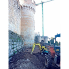Movimiento de tierras en el camino que circunda la muralla exterior del castillo de Peñafiel. / E.M.