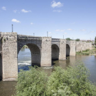 Puente medieval de Cabezón de Pisuerga, que une los dos barrios de la localidad.-PABLO REQUEJO (PHOTOGENIC)