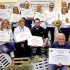 De arriba a abajo:foto de grupo de los ganadores con los diplomas acreditativos.-L.P.