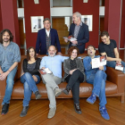 Elenco de ‘La Partenope’ junto a Viteri, ayer, en el Calderón.-J. M. LOSTAU