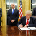 Trump firma sus primeros decretos en la Casa Blanca.-JONATHAN ERNST / REUTERS