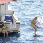 Rodrigo Rato, dándose un chapuzón en aguas mallorquinas, ante la atenta mirada de su novia, Alicia González.-Foto: GTRES