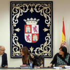 La presidenta de las Cortes, Silvia Clemente, conversa con el vicepresidente primero, Ramiro Ruiz Medrano, durante la reunión de la Mesa de las Cortes. Junto a ellos, la vicepresidenta segunda, Ana Sánchez-ICAL