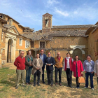 El alcalde, Faustino González, posa ante el convento de las Clarisas de San Bernardino.-EL MUNDO