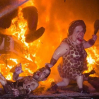 Dos 'ninots' de Rita Barberá y Mariano Rajoy arden en una falla de Valencia.-MIGUEL LORENZO