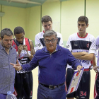 Paco García da instrucciones en Íscar .-JAVIER BARBANCHO