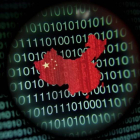 Un mapa de China entre los dígitos de una pantalla de ordenador.-