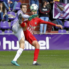 Olivas intenta adelantarse en el despeje a un rival durante el reciente Real Valladolid-Almería .-J.M. LOSTAU