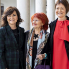 Carmen Calvo, con laa rectora de la Universitat de Valencia, Mavi Mestre, y la jurista Julia Sevilla, premiada con la medalla de la institución-MIGUEL LORENZO