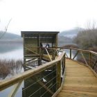 Mirador de aves en el lago Carucedo. En la página siguiente, el globo adaptado sobrevuela Segovia  y dos personas pasean por una de las sendas de Carucedo.-L.P.