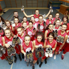 Las jugadoras del equipo cadete femenino delVega de Prado lucen los cordones dorados de sus zapatillas.-J.M. LOSTAU