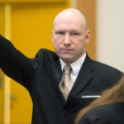 Breivik hace el saludo nazi a su llegada al juicio, en la prisión de Skien, el 15 de marzo.-AFP / JONATHAN NACKSTRAND