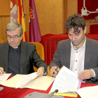 Argüello y Poncela ayer, durante la firma del convenio de cesión.-El Mundo