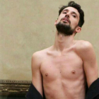 El artista catalán Adrián Pino se desnuda en el Louvre El artista catalán Adrián Pino se desnuda en el Louvre.-