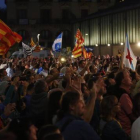 Simpatizantes de Junts pel Sí, este domingo, frente al Born Centre Cultural, donde la candidatura ha organizado el seguimiento de la noche electoral.-JULIO CARBÓ