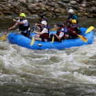 Un grupo de exmiembros de las FARC en el equipo nacional de rafting en Colombia.-REUTERS
