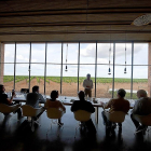 Un grupo de visitantes participa en una cata dirigida en una bodega de la Ruta del Vino de Rueda.-MAMR / RUTA DE RUEDA
