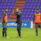 Marcelo Silva recibe indicaciones de Alberto durante un entrenamiento en Zorrilla.-MIGUEL ÁNGEL SANTOS
