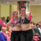 Dos mujeres participan en el desfile de moda organizado por la Asociación Española Contra el Cáncer .-ICAL
