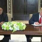 Kim Jong-un y Trump firman una declaración conjunta tras la reunión en Singapur, en junio de 2018.-AP