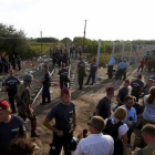 Policías húngaros forman una barrera humana para cortar el flujo de refugiados desde Serbia.-REUTERS / LASZLO BALOGH