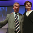 La líder del UKIP Diane James junto a su antecesor Nigel Farage.-AFP / DANIEL LEAL-OLIVAS