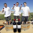 Roca (i), Aduriz y Montero (d) brindan ayer con un mosto tras la pisada de las uvas de Abadía Retuerta.-J.M. Lostau