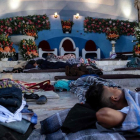 Migrantes en rumbo a EEUU descansando-GUILLERMO ARIAS
