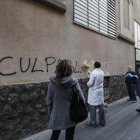 Un empleado tapa una pintada en los Maristas de Sants-Les Corts.-