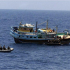 Lanchas de la fragata española 'Navarra' se aproximan a un pesquero iraní para auxiliarle tras un ataque pirata en aguas de Somalia, en el 2010.-HO / AFP