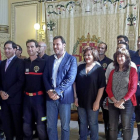 Miembros del Cuerpo de Bomberos junto al Equipo de Gobierno en el anuncio de la concesión de la Medalla de Oro de la Ciudad.-El Mundo