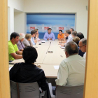El secretario general del PSL-PSOE, Tino Rodríguez(C), preside una reunión con los alcaldes y portavoces socialistas de municipios mineros de León.-ICAL