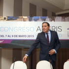 El consejero de Sanidad, Antonio María Sáez (I), interviene en el acto de inauguración del Congreso de la Asociación Española de Gestión de Riesgos Sanitarios (AEGRIS) junto a Roberto Pesquera Barón (C)-Ical