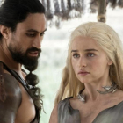 Los actores Joe Naufahu y Emilia Clarke, en una imagen de la sexta temporada de la serie 'Juego de tronos'.-Macall B Polay