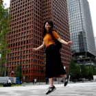 Yumi Ishikawa salta con sus zapatillas en una calle de Tokyo.-KIM KYUNG-HOON (REUTERS)